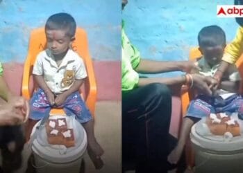 पैसे नहीं थे, बाल्टी पर पेस्ट्री सजाकर मनाया बेटे का जन्मदिन