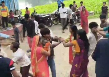 लाठी-थप्पड़ और लात-घूंसे… स्कूल परिसर में छात्रों-ग्रामीणों की भिड़ंत का VIDEO