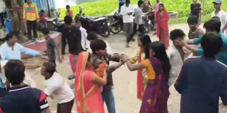 लाठी-थप्पड़ और लात-घूंसे… स्कूल परिसर में छात्रों-ग्रामीणों की भिड़ंत का VIDEO