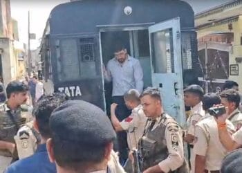 6 घंटे की पैरोल पर घर पहुंचा काला जठेड़ी, बजने लगे ढोल… जुड़वां बेटियों का होना है नामकरण, घर के बाहर भारी पुलिस फोर्स