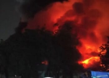 नवी मुंबई के फर्नीचर गोदाम में लगी भीषण आग, मौके पर दमकल की कई गाड़ियां मौजूद